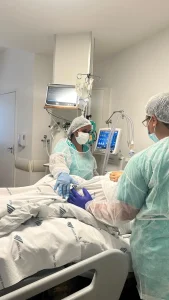 Técnicas de enfermagem utilizando método de mudança de decúbito para evitar lesão por pressão no Hospital Monte Sinai